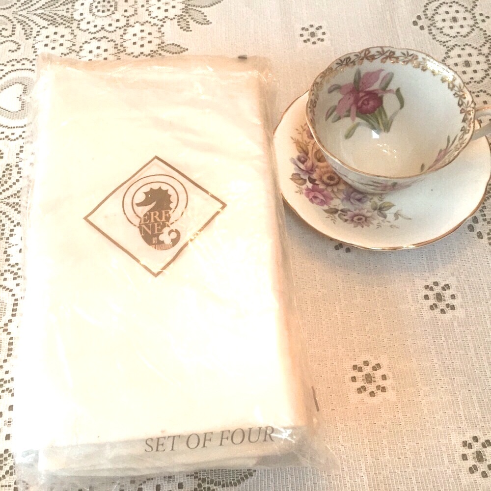 Set/4 Waterford Linens Dancing Silver Dots on White Background NIP